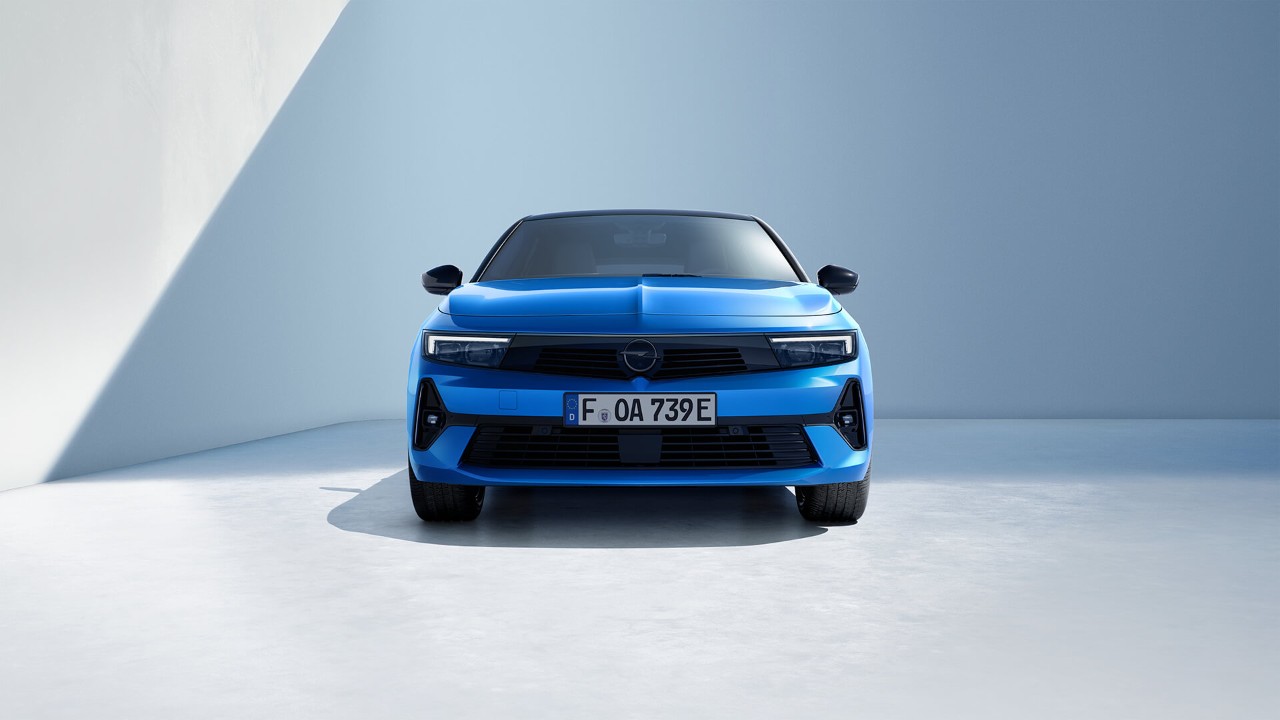 Vue avant d'une Opel Astra Sports Tourer bleue
