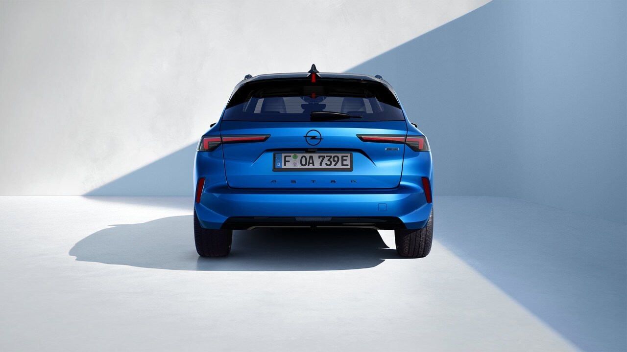 Vue arrière d'une Opel Astra Sports Tourer bleue