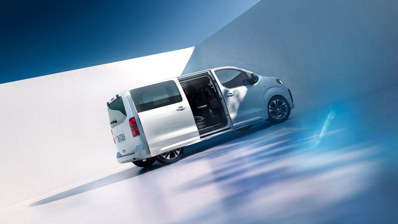 Vue latérale d'une Opel Zafira Electric blanche avec porte coulissante