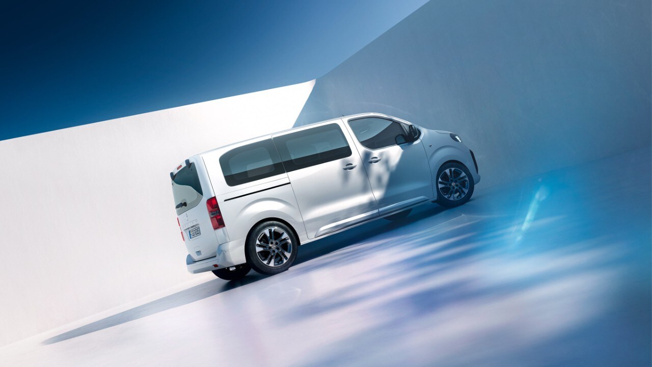 Vue arrière d'une Opel Zafira blanche